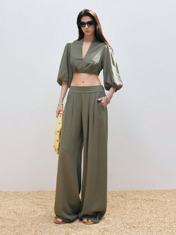 2025 New Arrivel Summer Cropped Shirt With Ruched Back Detail And Puff Half Sleeves Paired With Loose Wide-Leg Pants, Comfortable, Simple, Casual
